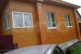 Дом в деревне с собственным садом и террасой .